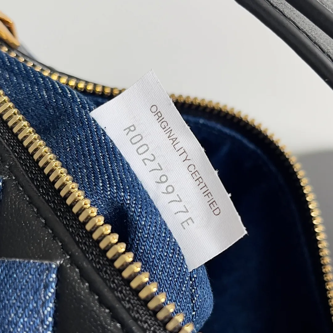 Batch 1560 Different colors collide with different sparks, different materials collide with layers and designs, BOTTEGA VENETA wallace is on the list of retro denim series, the stiffness of denim is matched with soft leather, fashion has no standards, innovation is progress, retro denim, a combination of classics and personality, casual, lazy and unique, the large capacity is too friendly for summer, freeing hands in sultry weather is people's biggest need Style number: 796393 Size: 22*13*9cm